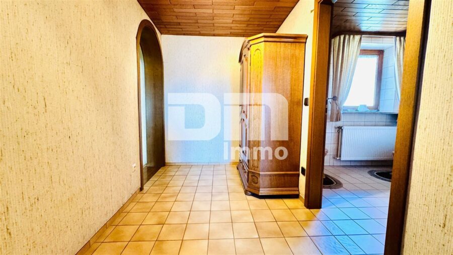 Großer Dreiseithof mit 2 bis 3 Wohneinheiten, 3 Nebengebäuden + großem Grundstück - OG Gebäudeteil 1 / Flur / Diele